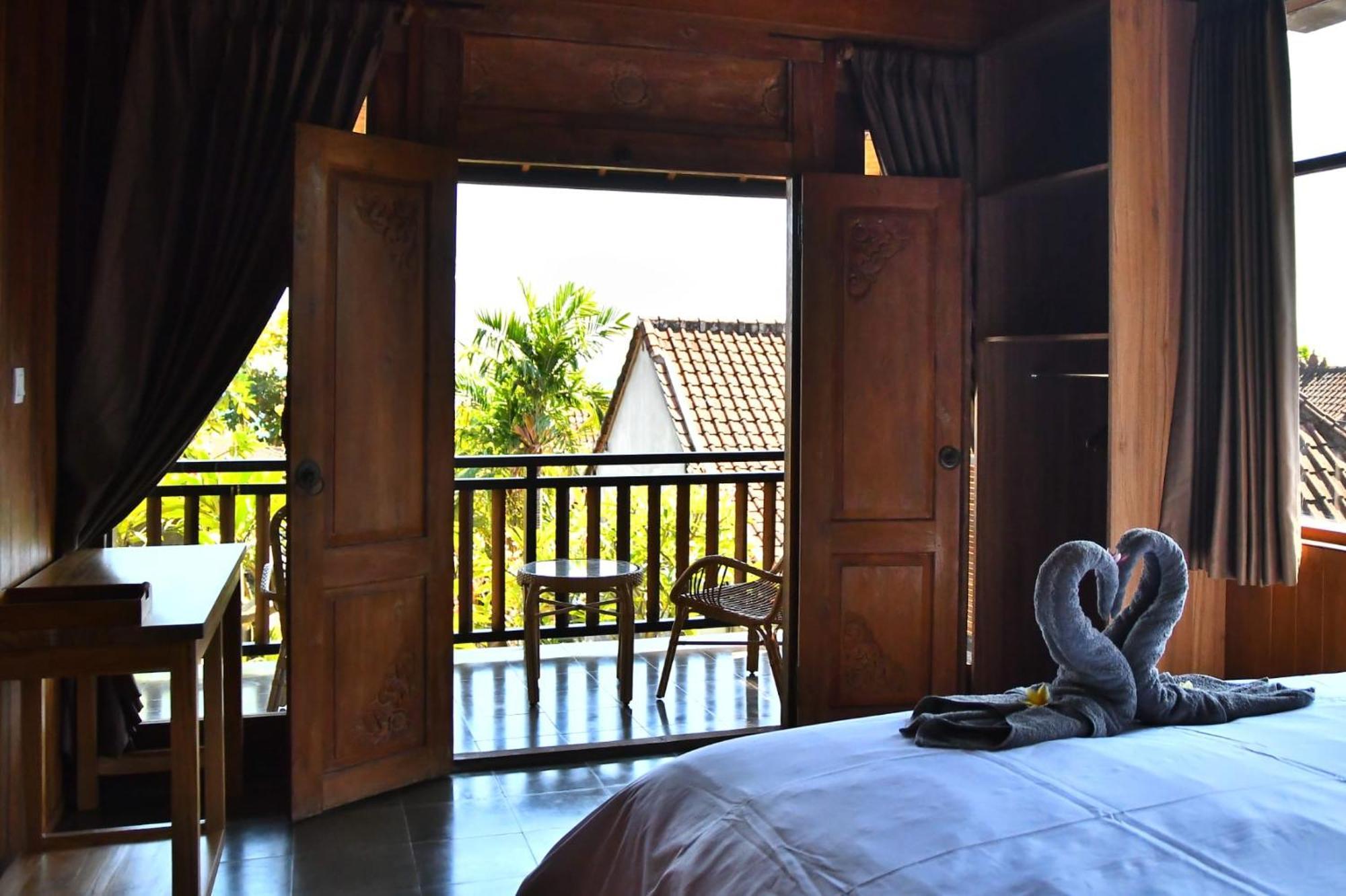 Putra'Lebah Amed Guest House Exterior photo
